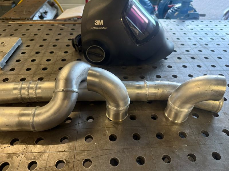 Geschweißte Aluminium-Rohrbögen einer Luftleitung auf dem Schweißtisch