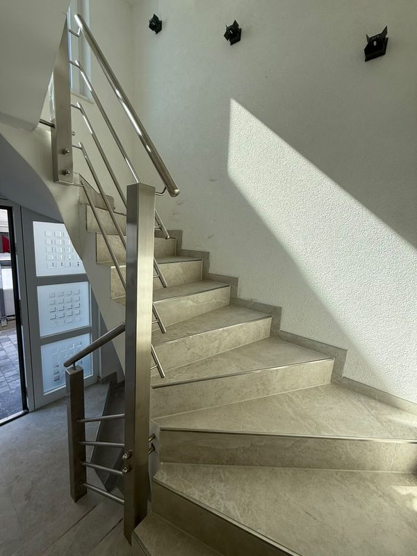 Treppengeländer aus Edelstahl im Treppenhaus