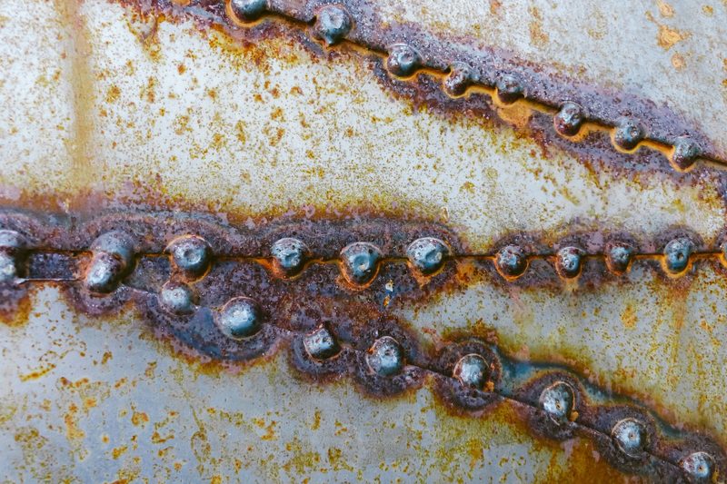 Beispiel einer mangelhaften Schweißnaht: verrostete, perlschnurartige Raupe